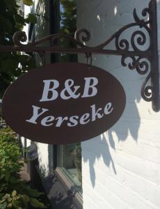 耶尔瑟克Bed & breakfast Yerseke的挂在建筑物上的bc角的标志