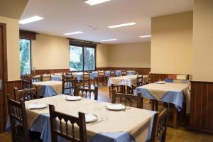 OrtigueroLa Terraza de Picos的用餐室配有桌椅和白色的桌布