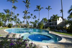 拉斯特拉纳斯Hotel Playa Colibri的棕榈树度假村的游泳池