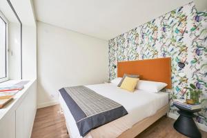 里斯本Lisbon Best Choice Prime Apartments Alfama的一间卧室配有一张带花卉图案墙壁的床