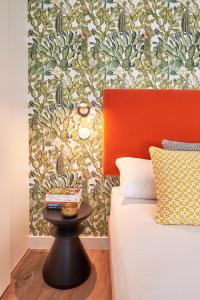 里斯本Lisbon Best Choice Prime Apartments Alfama的一间卧室配有一张床和一张桌子及墙壁