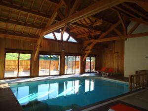 勒索兹太阳雪酒店的一座带大型天花板的别墅内的游泳池