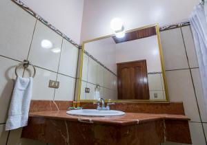 曼努埃尔安东尼奥Hotel Manuel Antonio的一间带水槽和大镜子的浴室