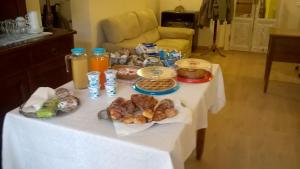 丘西Albergo La Rosetta的一张桌子,上面有白色的桌布,上面有食物