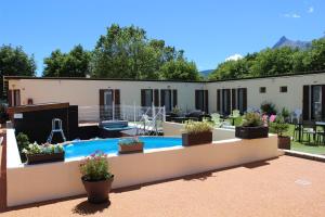 尚普索地区圣博内康内塔布勒酒店的后院设有游泳池和植物