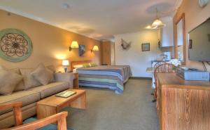 威尔斯Sea Mist Resort Motel的客厅配有沙发和一张位于房间的床