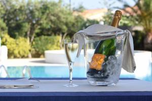 哥斯达雷瓦斯赛罗餐厅酒店的一瓶香槟和一张桌子上的葡萄酒杯