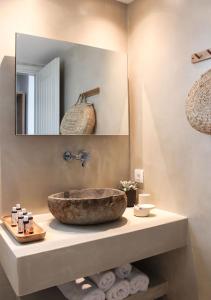 奥诺斯Mykonos Cactus的一间带石制水槽和镜子的浴室