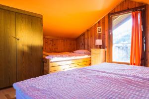 绍萨尔地区基策克Kitzecker-Weingartenhaus的一间卧室设有两张床和窗户。