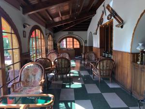 比拉德劳Hostal de la Gloria的一间房间,配有一束椅子和窗户