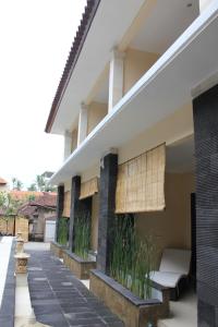 库塔拉达巴厘酒店的长凳和植物的房子的门廊
