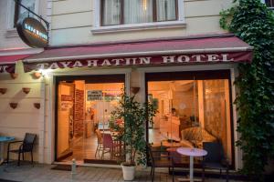 伊斯坦布尔塔亚哈图恩酒店的一间标有读a latin酒店标志的餐厅