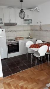 Apartment Blagojevic的厨房或小厨房