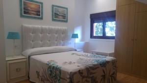 格罗韦Casa A Veiga的一间卧室设有一张床和一个窗口