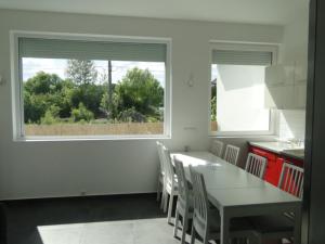 尼赖吉哈佐LazaApartman的厨房配有桌椅和窗户。