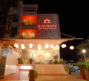 马图拉奥德拉神圣酒店的一间晚上在餐厅前面有标牌的餐厅