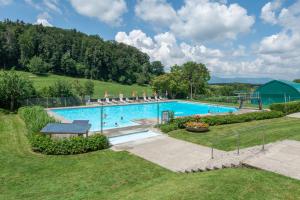 Mühledorf克罗伊茨酒店的一个带长凳的大型游泳池