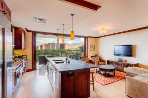 卡波雷Fifth Floor UPGRADED Villa with Sunset View - Beach Tower at Ko Olina Beach Villas Resort的厨房和客厅,享有城市美景