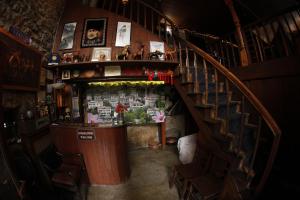 番红花城阿瑞贝口纳克酒店的楼梯通往一间房间内的酒吧