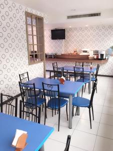 高雄金银岛汽车旅馆-仁武店的一间配备有蓝色桌椅的用餐室
