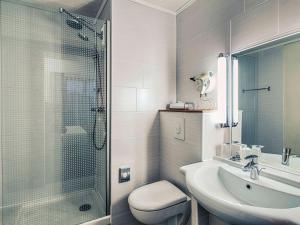 阿尔比阿尔比巴斯蒂德美居酒店的带淋浴、盥洗盆和卫生间的浴室