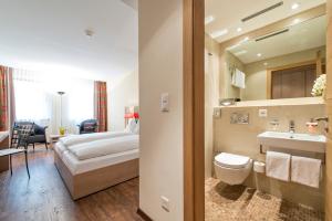 圣莫里茨皮兹圣莫里茨酒店的一间酒店客房 - 带一张床和一间浴室