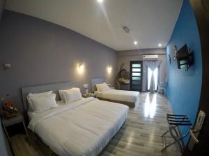 仙本那安利假日旅馆的酒店客房设有两张床和窗户。