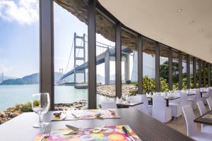 香港挪亚方舟度假酒店的一间享有金门桥景致的用餐室