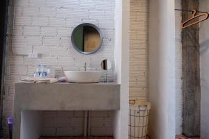 素叻Black Elephant Boutique的浴室设有水槽和墙上的镜子