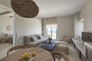 纳乌萨Giacomo Home by Rocks Estates的客厅配有桌子和沙发