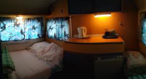 波别罗沃Na kemping!的小房间设有一张小床和一张书桌
