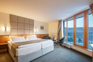 蒂萨奥斯特鲁夫皮特劳恩酒店的酒店客房设有一张床和一个大窗户