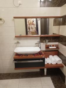 艾卜哈Al Worod Al Thahabia Chalets的一间带水槽和架子毛巾的浴室