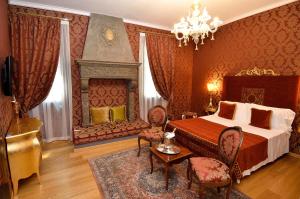 威尼斯埃尔凯鲁比尼旅馆的一间卧室配有一张床和一个吊灯