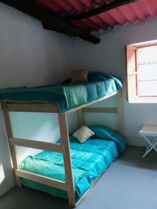 瓦拉斯Casa I Love Huaraz的带窗户的客房内的双层床