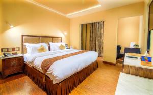 马图拉奥德拉神圣酒店的一间卧室,卧室内配有一张大床
