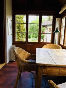 弗利姆斯Stilvolle 3-Zimmer Wohnung in Jugendstilvilla的一间带桌椅和窗户的用餐室