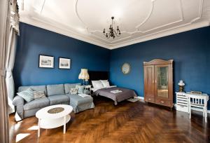 托伦Wilhelmstadt Apartment 90m - PARKING的客厅拥有蓝色的墙壁和沙发