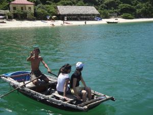 吉婆岛芳迈家庭酒店的三人坐在水面上的船上