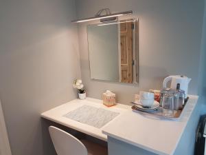 韦斯特波特果岭住宿加早餐旅馆的浴室设有白色的镜子台面