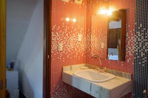 卡诺格布拉达Pousada Presidente Hotel的一间带水槽和镜子的浴室