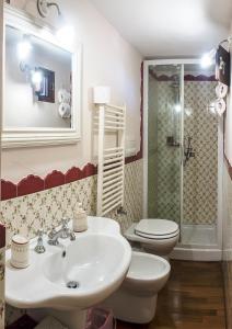 莫尔费塔L'Altana的一间带水槽、卫生间和镜子的浴室