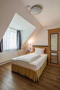 汉堡泽培林汉堡酒店的一间卧室设有一张床和一个窗口