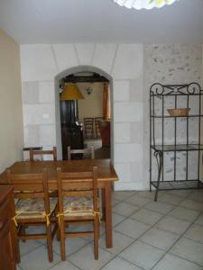 MontsLa grange de Candé的一间带木桌和椅子的用餐室