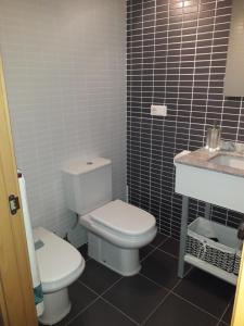 圣乔治Sant Jordi club de golf apart 4 x 2的一间带卫生间和水槽的浴室