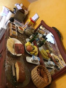 PoyatosCasa de las Hazas的餐桌、面包、镜子和食品柜台