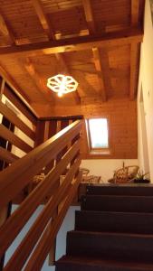 拉斯托瓦卡纳达家庭酒店的木天花板客房的楼梯