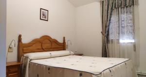 加尔甘塔劳利亚耶斯特旅舍的一间卧室设有两张床和窗户。