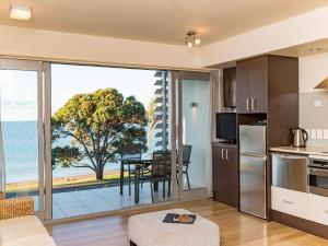 派西亚浪花公寓式酒店 - 传承系列的一间厨房和海景用餐室