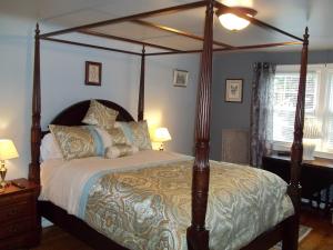 特鲁罗Abide Within Bed & Breakfast的一间卧室配有一张带天蓬的大床